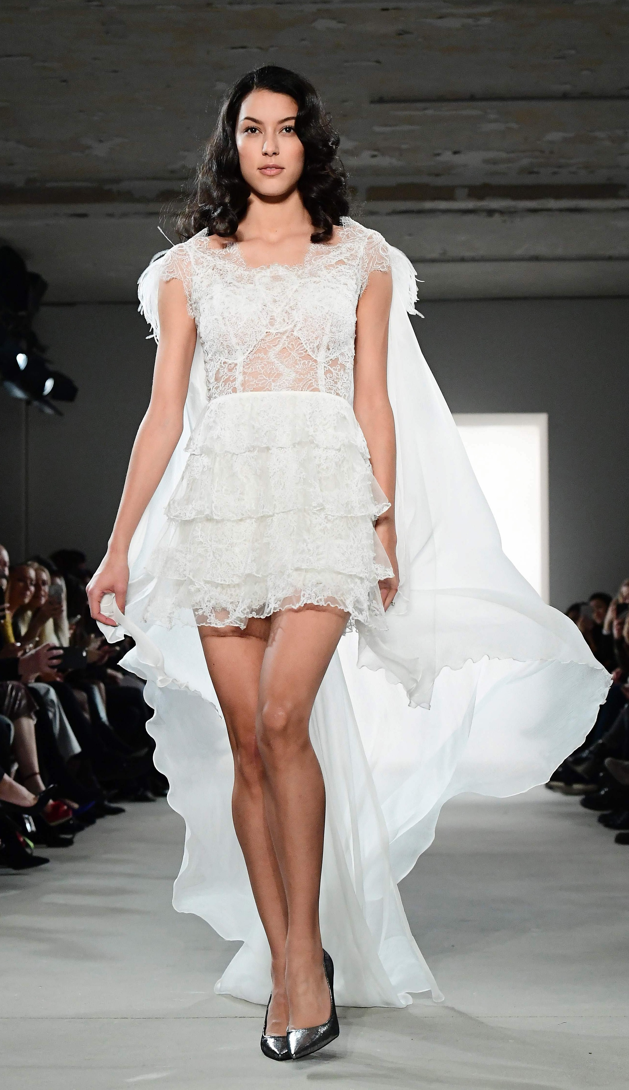 Rebecca Mir Hochzeitskleid
 Fashion Week transparent Wo Blüten Knospen bedecken