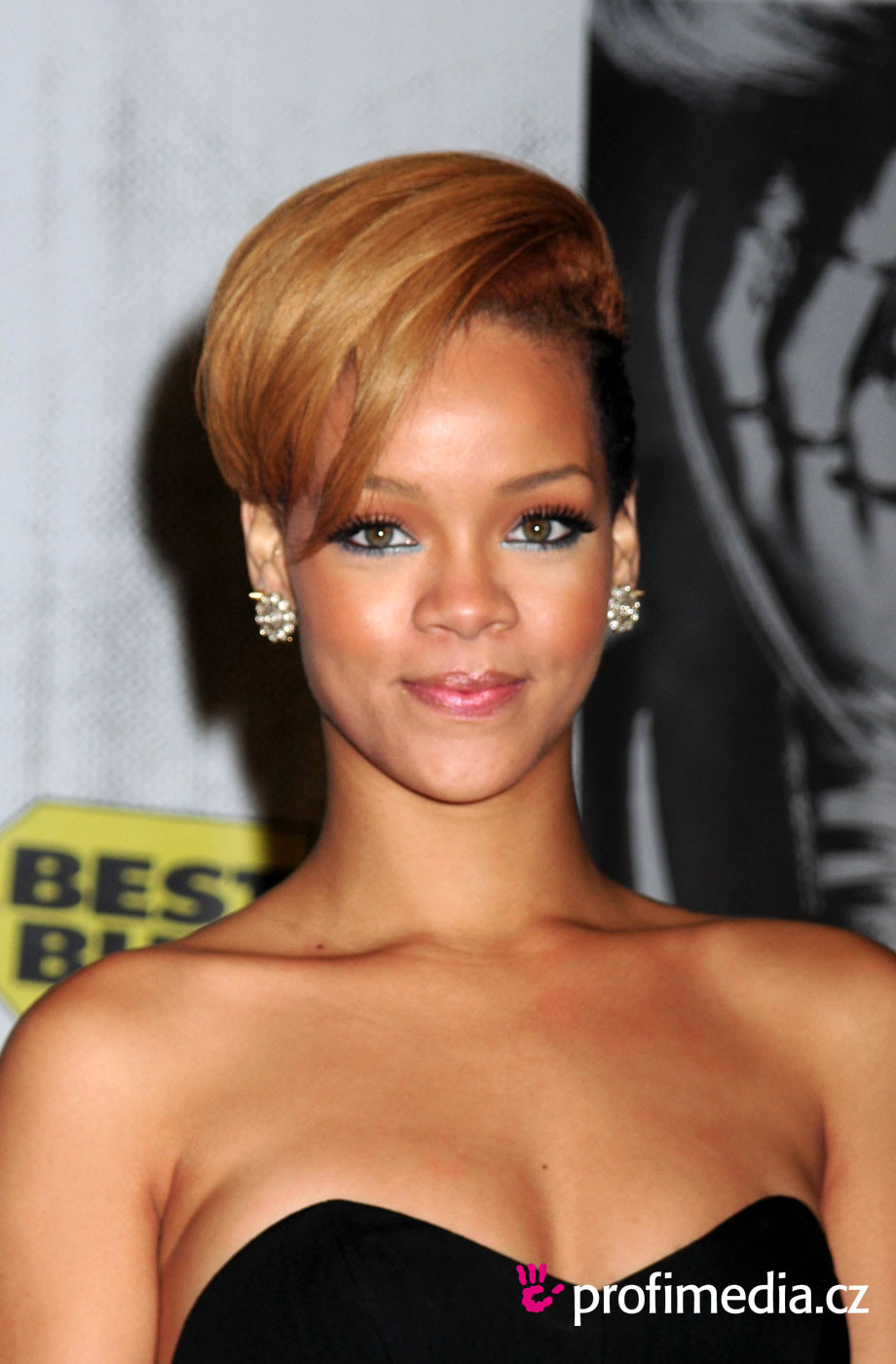 Rihanna Frisuren
 Rihanna frisur zum Ausprobieren in eFrisuren