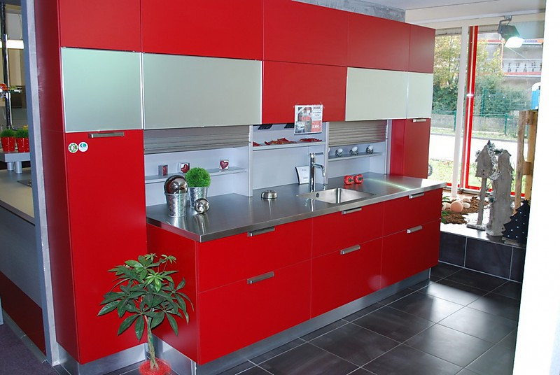 Rote Küche
 Schmidt Küchen Musterküche Moderne rote Küche mit