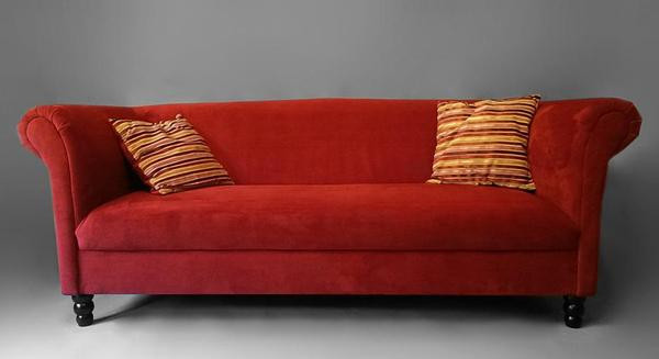 Rotes Sofa
 Rotes Sofa mit zwei passenden Kissen sucht neuen Besitzer