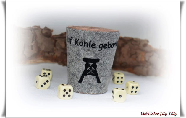 Ruhrpott Geschenke
 Würfelbecher aus Leder in Filzmanschette " Ruhrpott