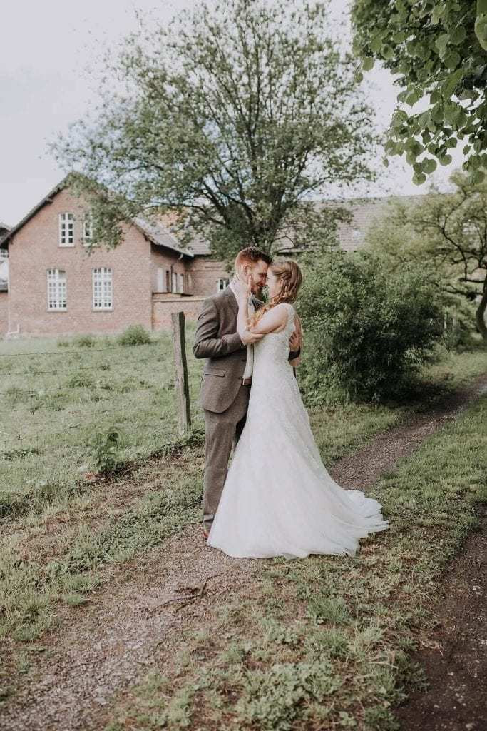 Rustikale Hochzeit
 Rustikale Hochzeit – kirchliche Trauung in einer Scheune