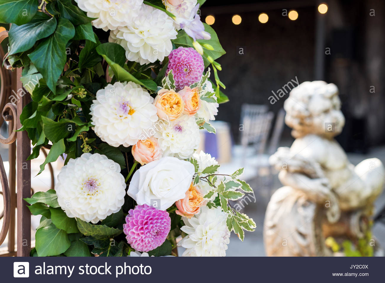 Schöne Hochzeit
 Hochzeit Bogen mit Blumen im Freien Schöne Hochzeit