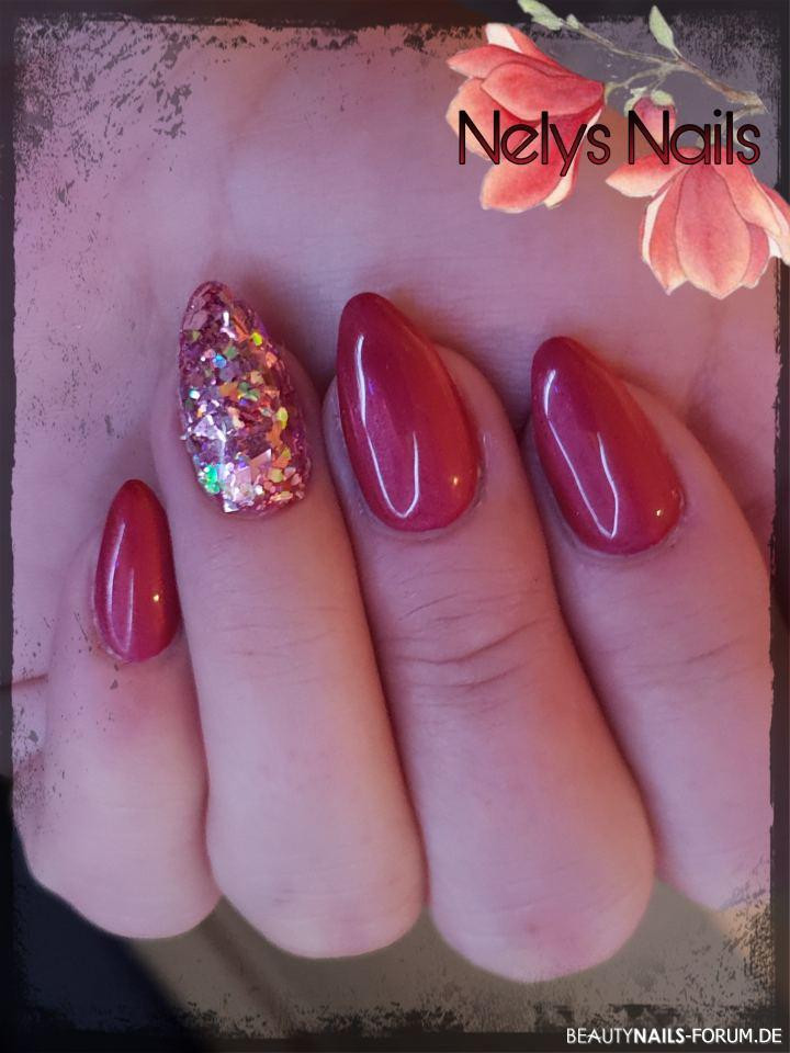 Schönes Nageldesign
 Gelnägel in Rot mit Glitzer Nageldesign