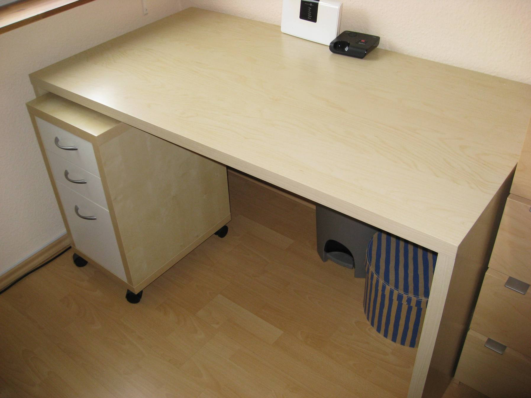Schreibtisch Ikea
 IKEA Schreibtisch mit Rollcontainer 75x140 cm Bürotisch