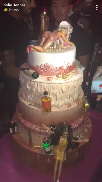 Sexy Geburtstagstorte
 Kylie Jenner Birthday Cake Had 5 Tiers Drunk Barbies