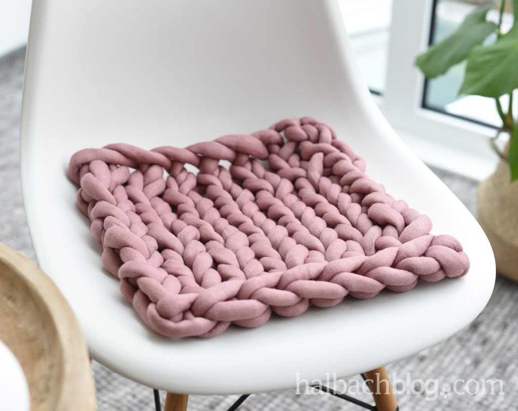 Sitzkissen Diy
 Fingerstricken Sitzkissen aus XXL Strickschlauch