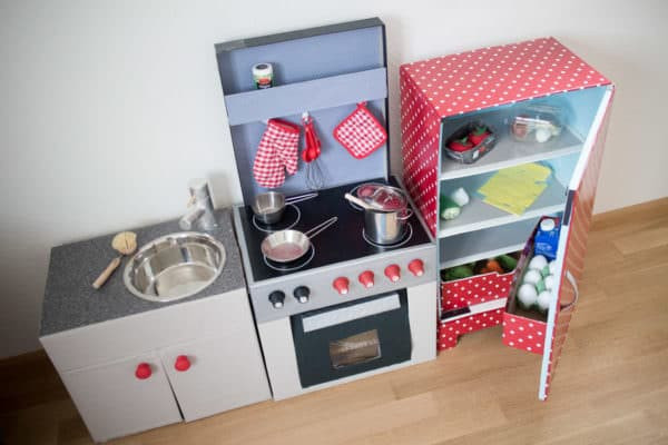 Spielküche Diy
 DIY Kinderküche aus Kartons – Teil 3 Der Kühlschrank