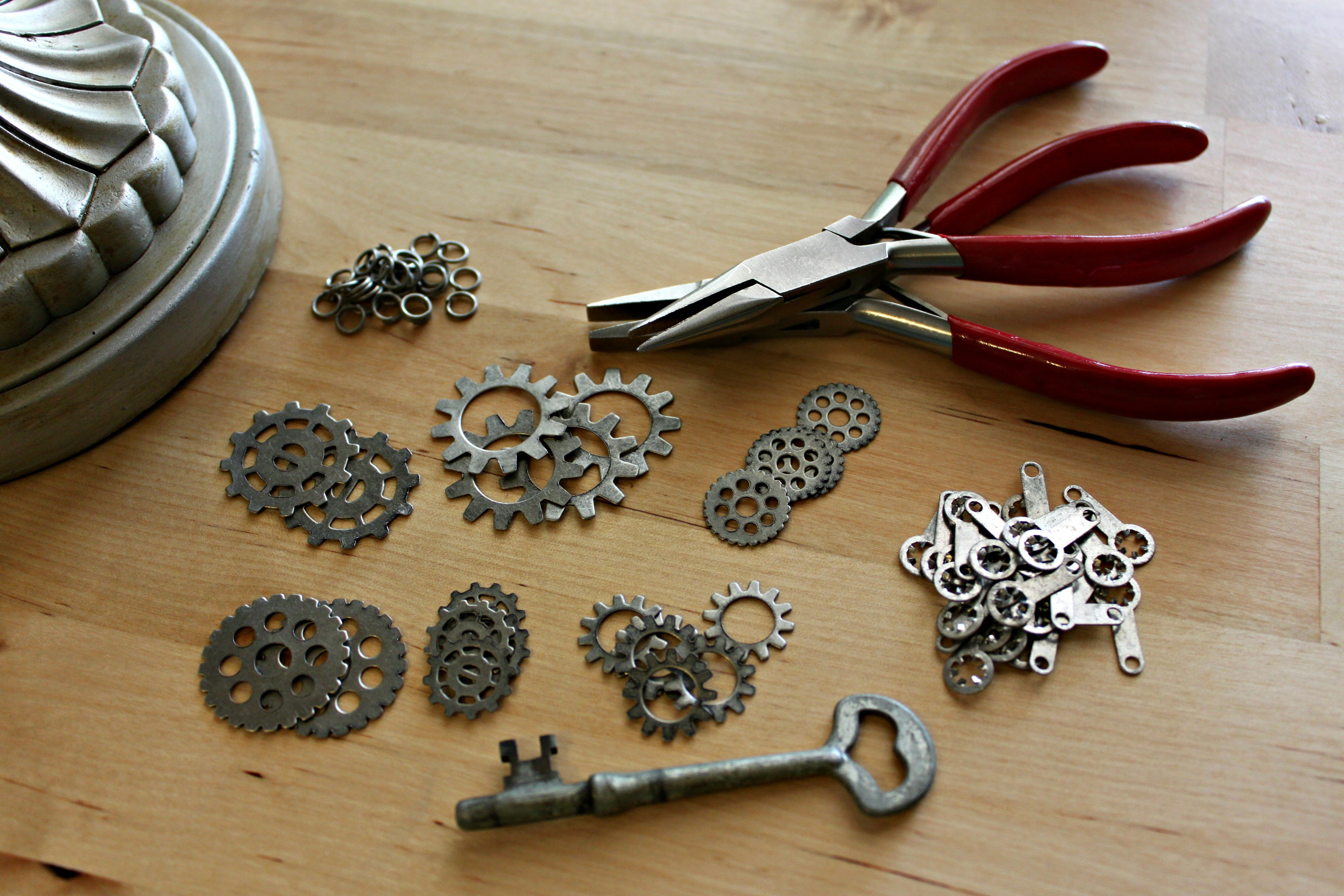 Steampunk Diy
 DIY Steampunk Cake Stand