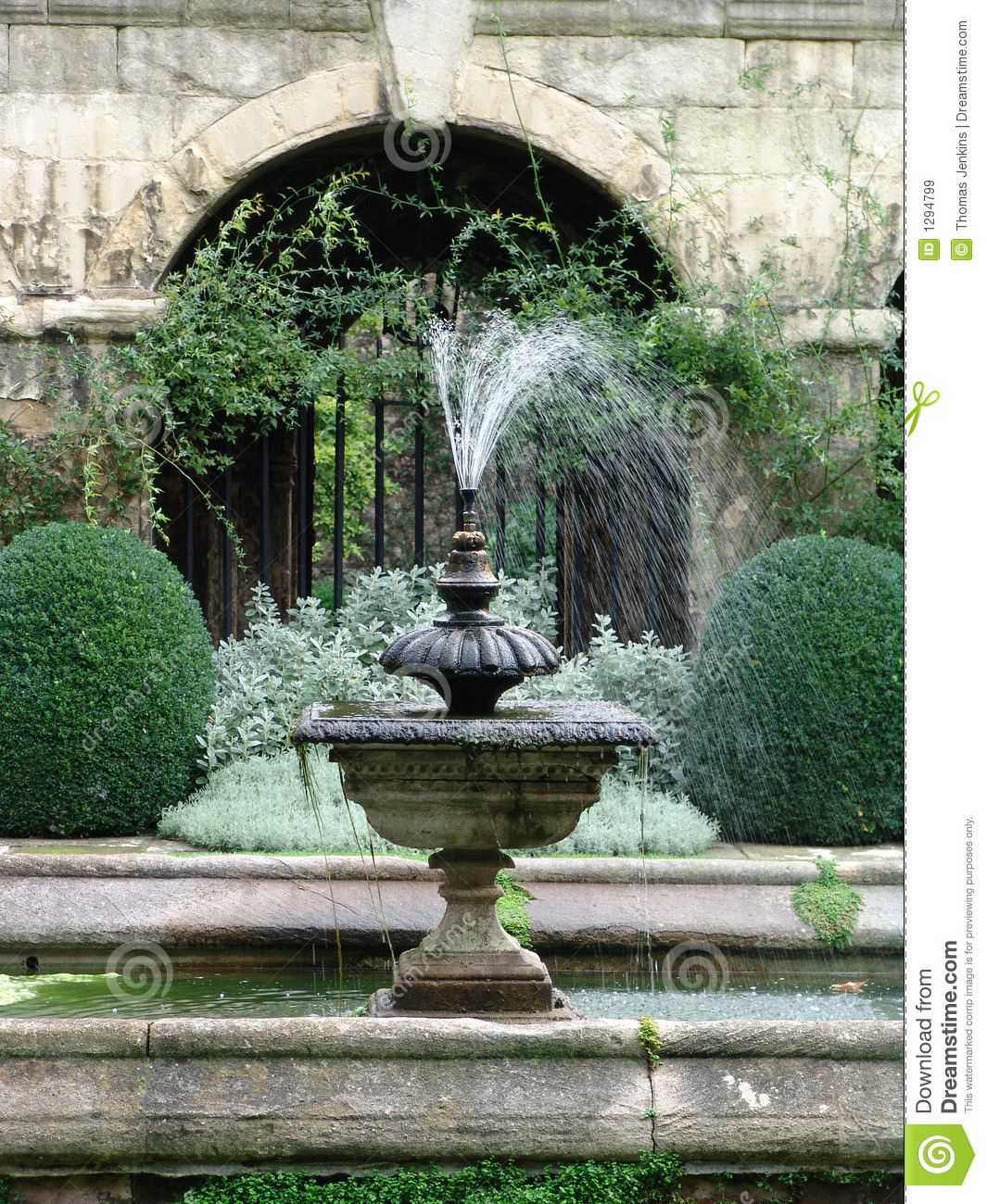 Steinbrunnen Garten
 Steinbrunnen Im Klassischen Garten Lizenzfreie Stockbilder