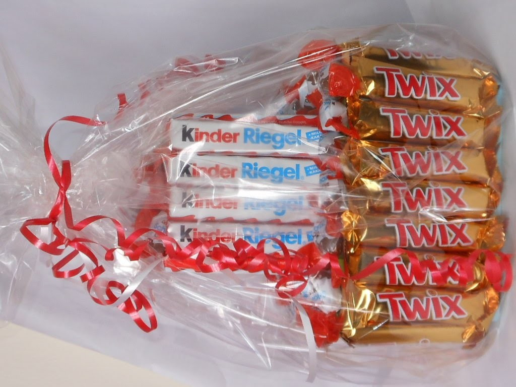 Süßigkeiten Geschenke
 Süßigkeiten Geschenk Bastel Torte aus Twix kinder Riegel