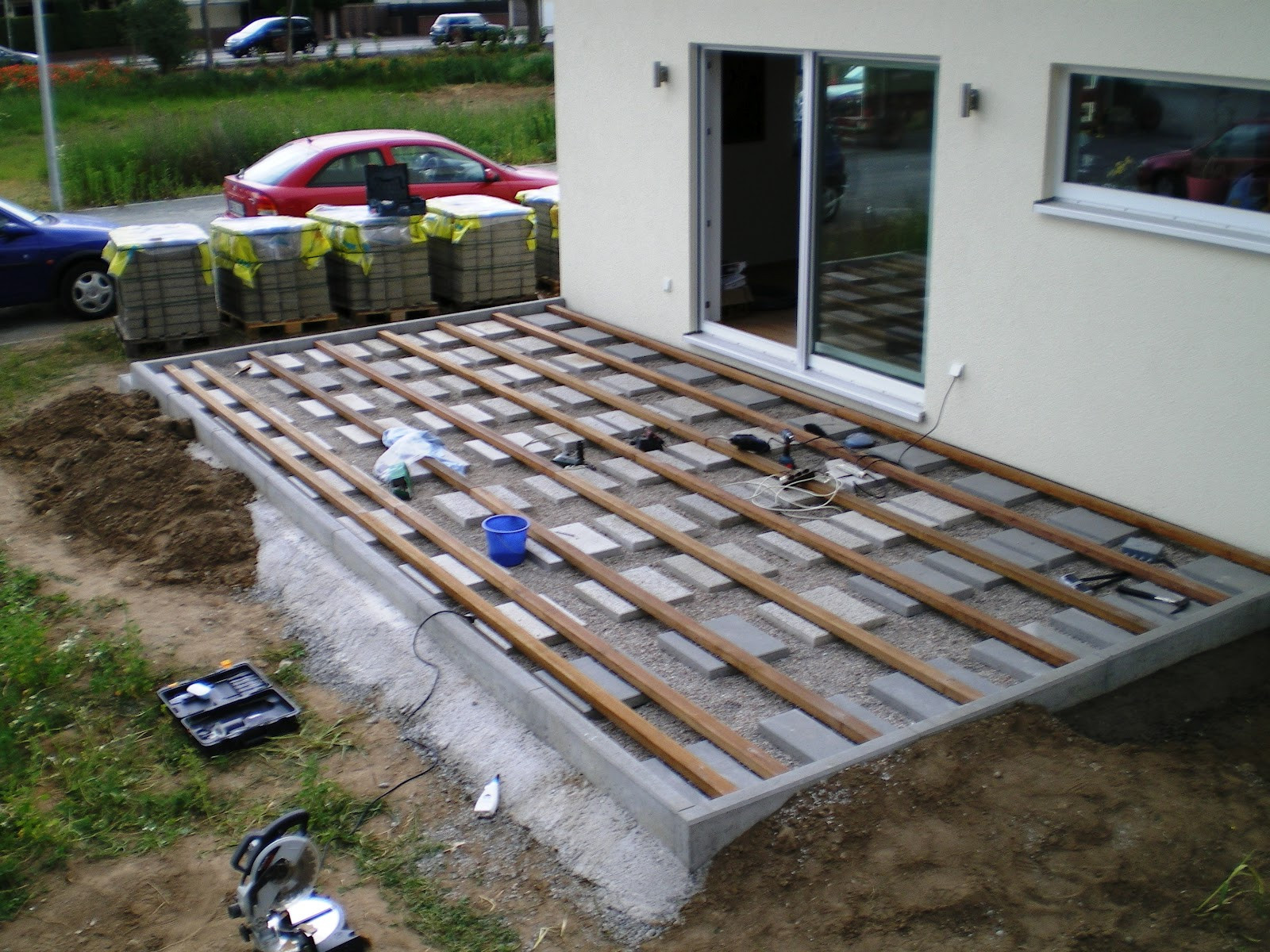 Terrasse Bauen
 Nadine und Sven bauen ein Haus Terrasse ist fertig