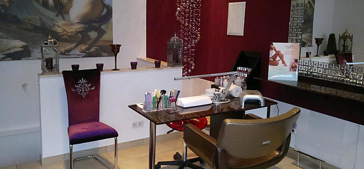 Tisch Für Nageldesign
 Studio 105 Bildergalerie Friseur Kosmetik in Schwabing