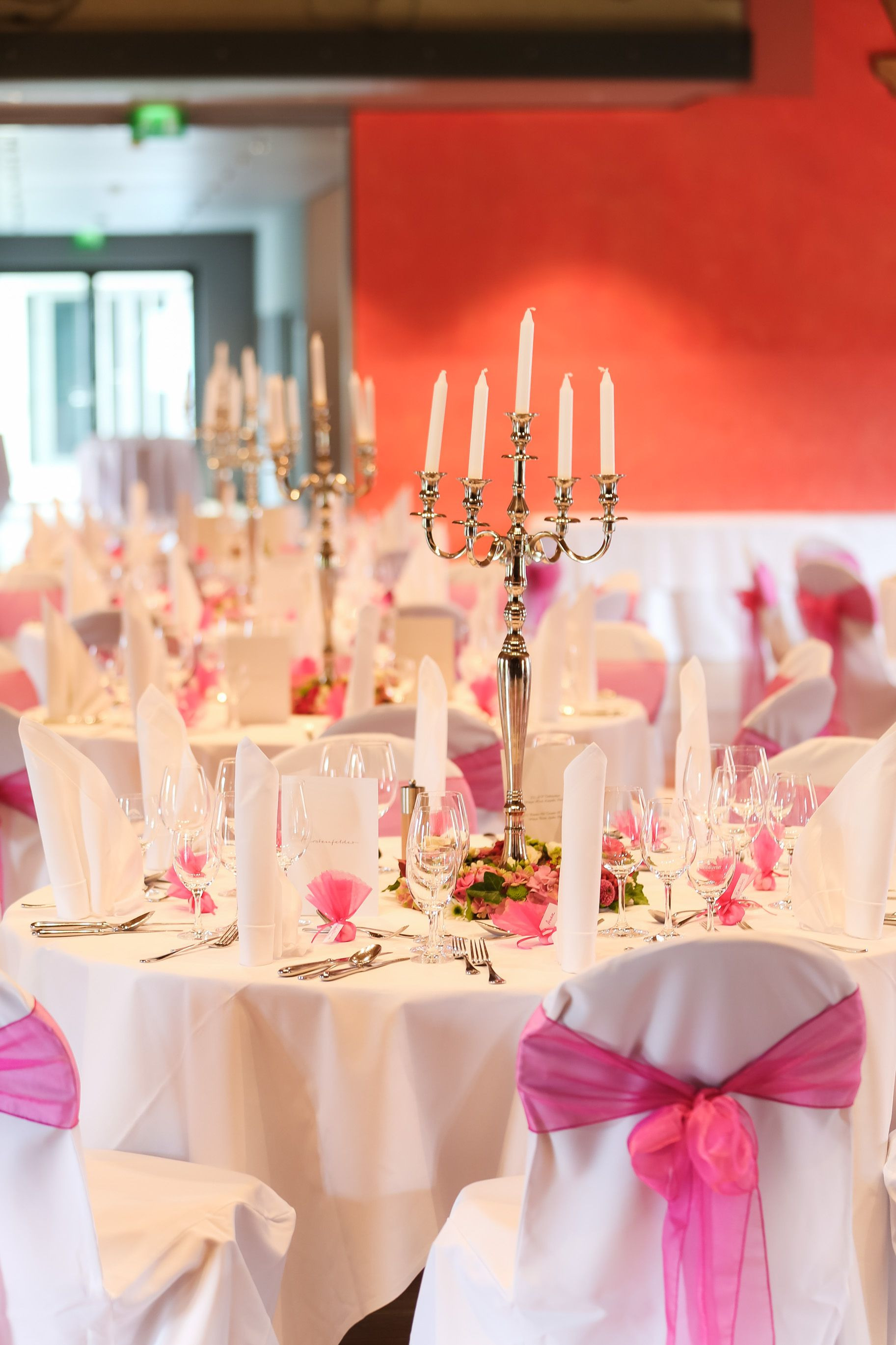 Tischdecken Hochzeit
 Organzaband pink Stuhlhussen weiß runde Tischdecken weiß