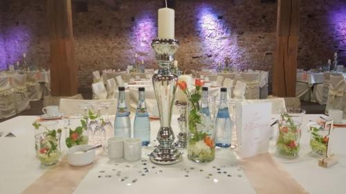 Tischdecken Hochzeit
 Stuhlhussen Tischdecken Kerzenständer mieten für Hochzeit