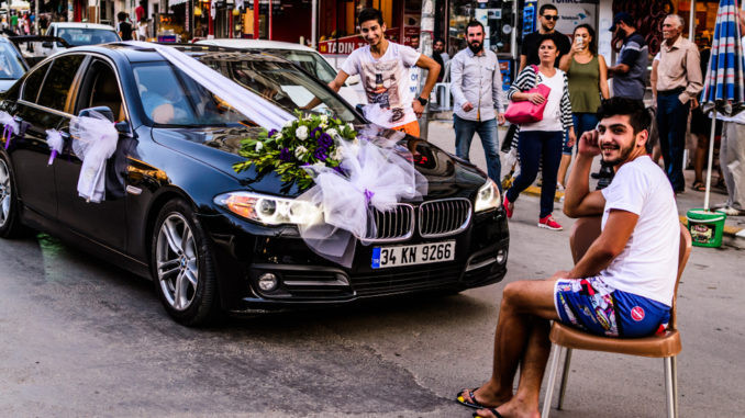 Türkische Hochzeit Autobahn
 Islamische Hochzeitsgesellschaften auf der Autobahn Die