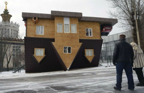 Umgedrehtes Haus
 Umgedrehtes Haus in Russland erstaunliche Sehenswürdigkeit