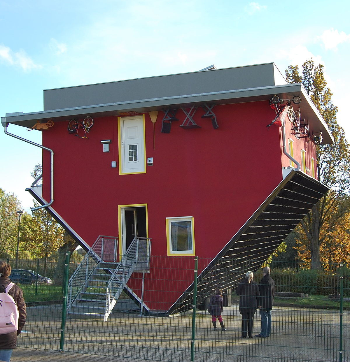 Umgedrehtes Haus
 Haus Kopf über –