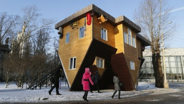 Umgedrehtes Haus
 Umgedrehtes Haus in Russland erstaunliche Sehenswürdigkeit
