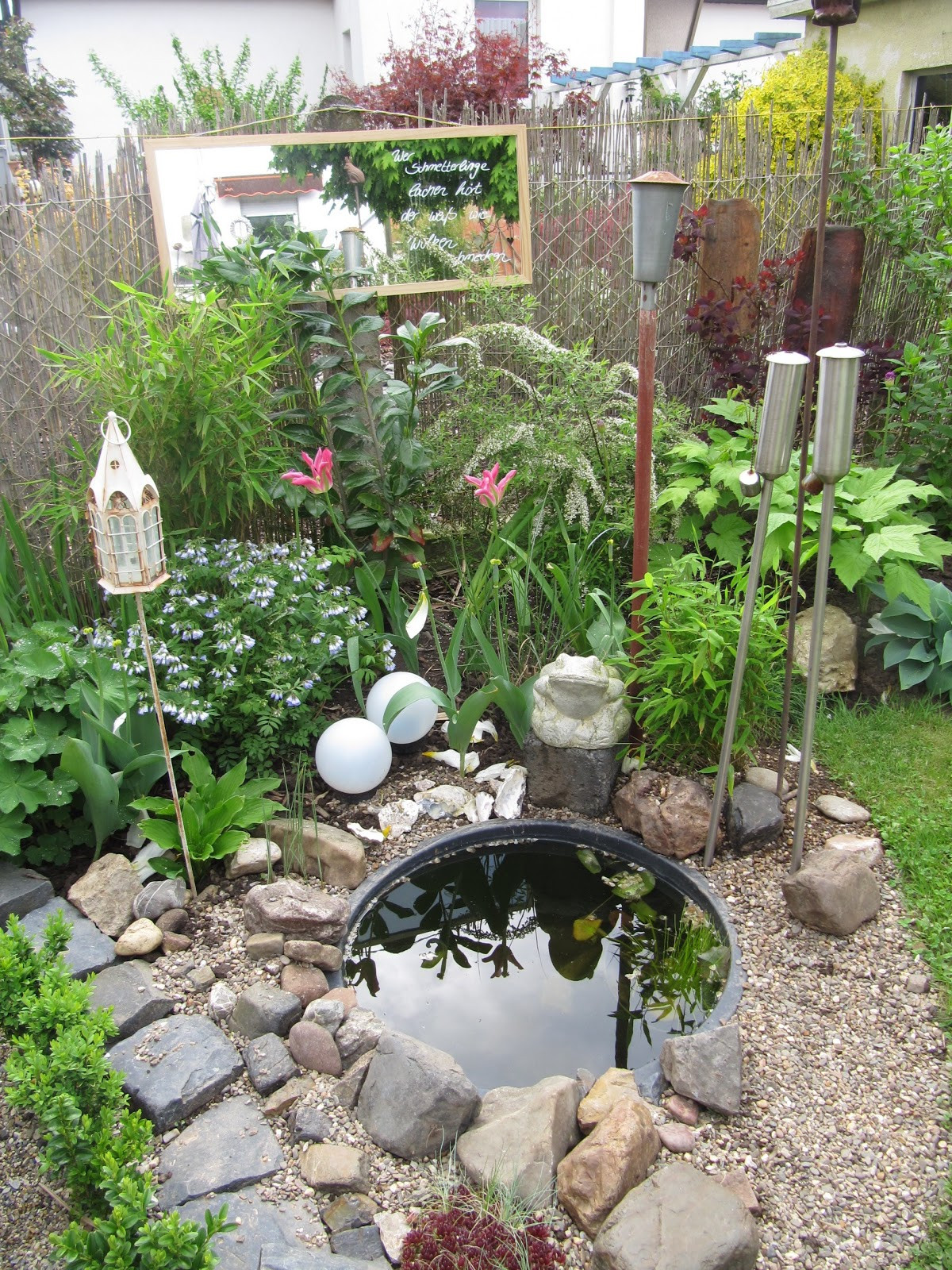 Wasserstelle Im Garten
 Elisabeths Haus Mai Garten 2013