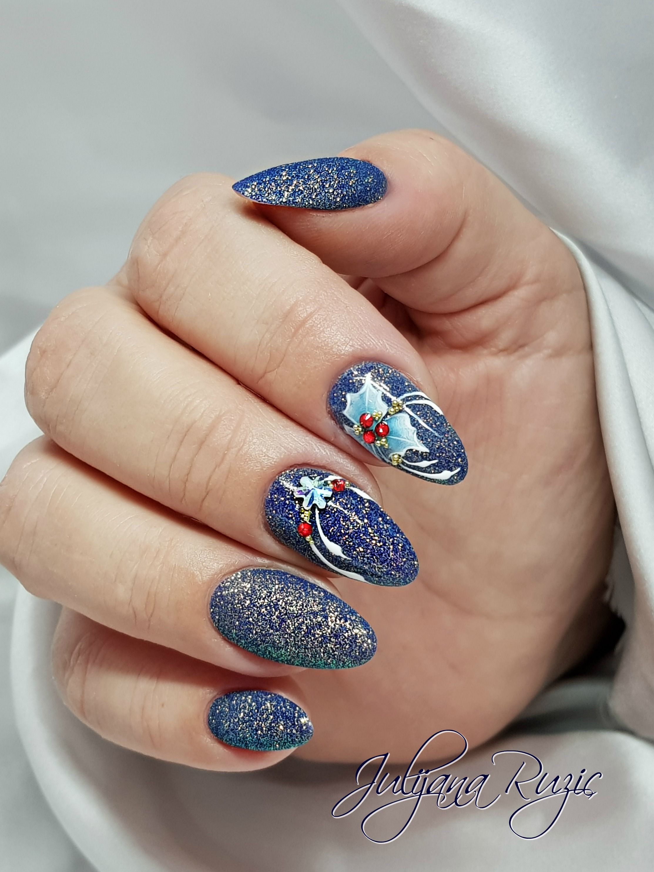 Weihnachtliches Nageldesign
 Pin von Marina Morgenbesser auf Nägel