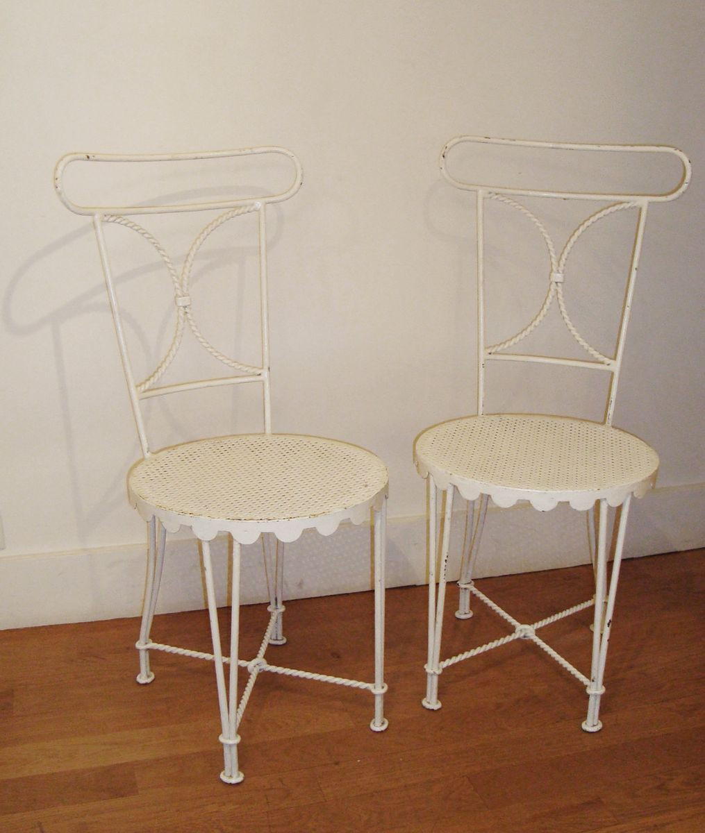 Weiße Stühle
 Patinierte Weiße Stühle aus Eisen von Gilbert Poillerat
