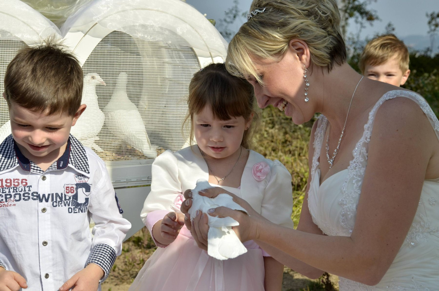 Weiße Tauben Zur Hochzeit
 Hochzeitsfotografie aha vision Goettingen dokumentiert
