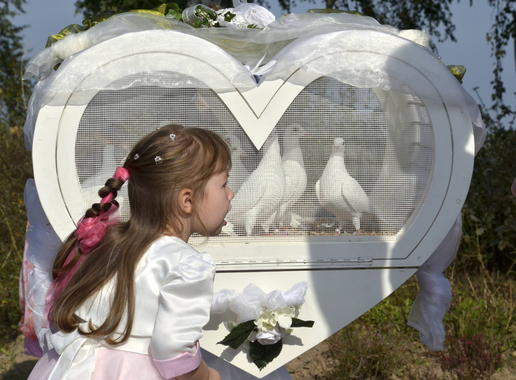 Weiße Tauben Zur Hochzeit
 Hochzeitsfotografie aha vision Goettingen dokumentiert