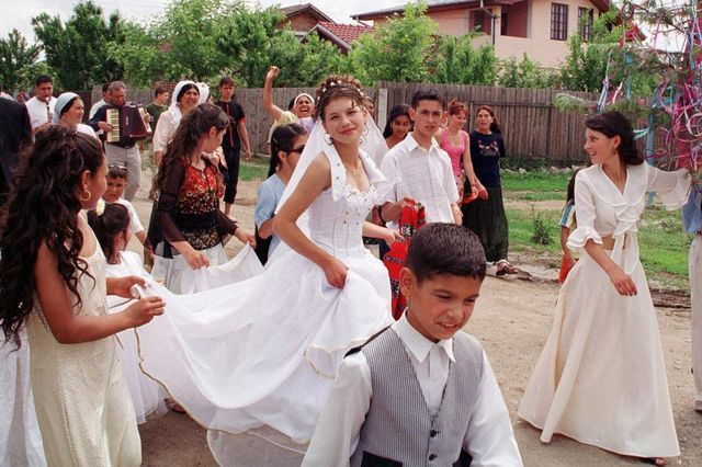 20 Jährige Hochzeit
 Interview Die Zwangsheirat wird entweder banalisiert