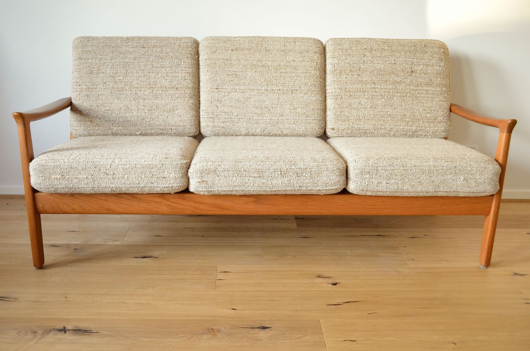 3 Sitzer Sofa
 3 Sitzer Sofa mit Gestell aus Teak von Juul Kristensen