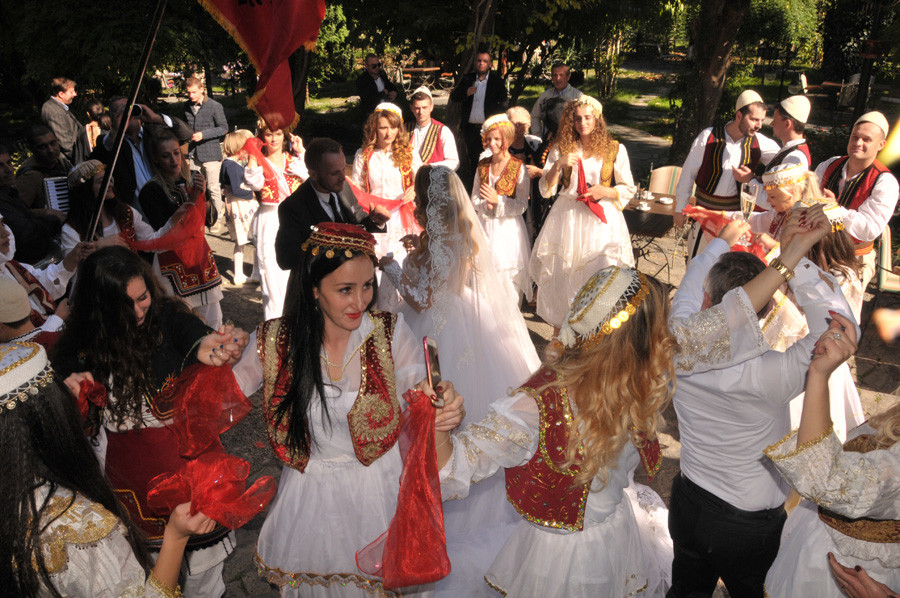 Albanische Hochzeit
 Hochzeit in Albanien – Traditionelle Hochzeitsbräuche
