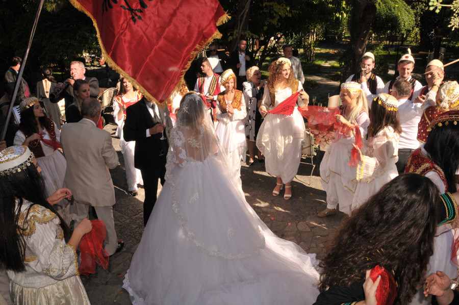 Albanische Hochzeit
 A Wedding in Albania Traditional wedding customs