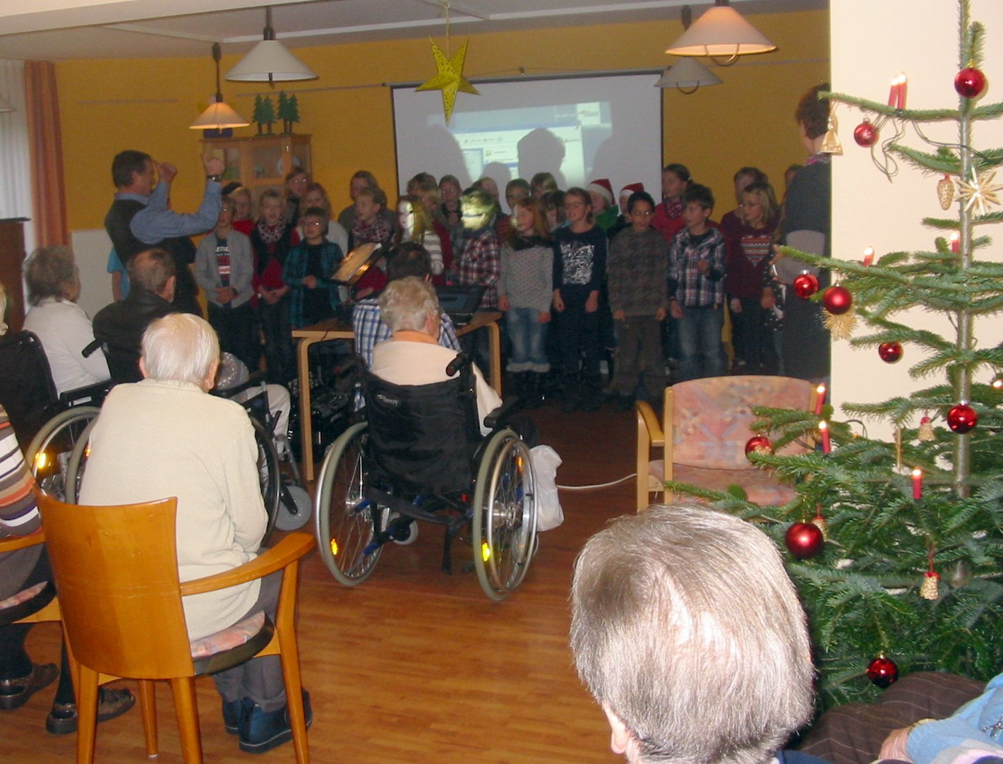 Albert Schweitzer Geschenke
 „Christkinder“ bringen Geschenke ins Seniorenzentrum