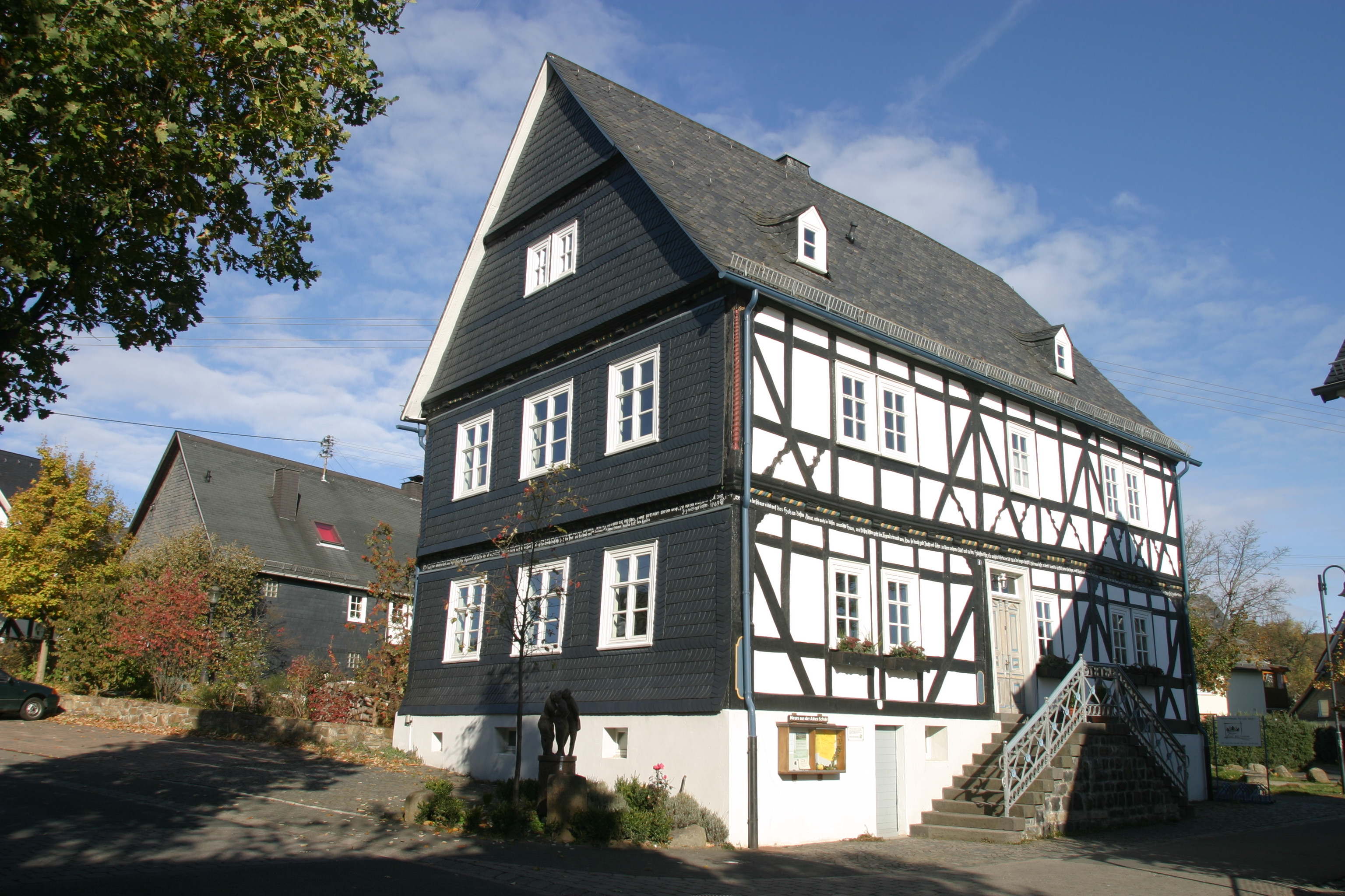 Alte Schule Altes Haus
 „Alte Schule“ Holzhausen