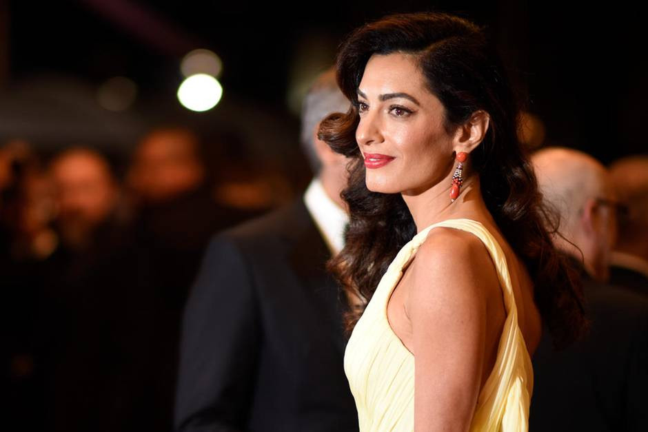 Amal Clooney Hochzeitskleid
 Amal Clooney Oscar de la Renta Ausstellung mit ihrem