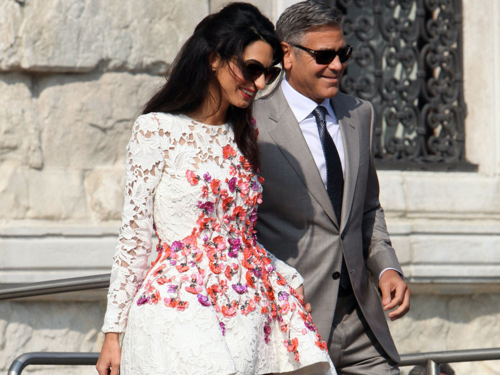 Amal Clooney Hochzeitskleid
 George Clooney und Amal Alamuddin Brautgeheimnis gelüftet