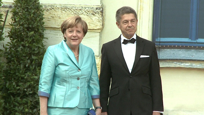 Angela Merkel Hochzeit
 Stürmische Bayreuther Festspiele Angela Merkel mit Stuhl