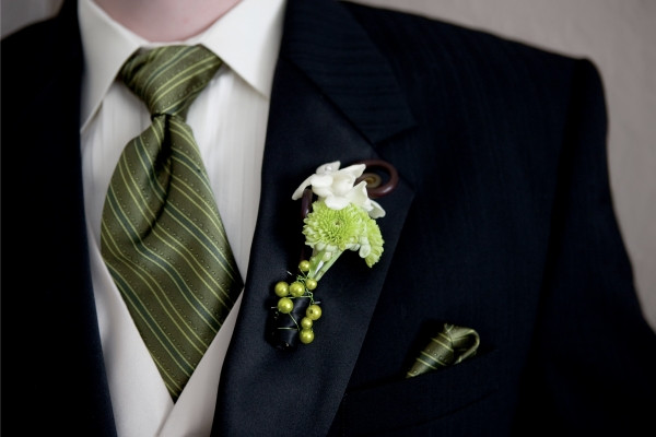 Ansteckblume Hochzeit
 Brautstrauß und Kleidung Deko passende Ansteckblume