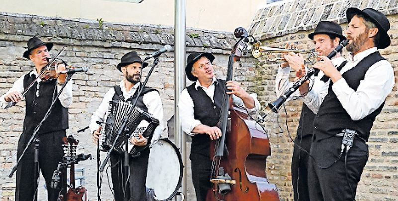 Atemlos Umgedichtet Hochzeit
 Atemlos nach Spanien zu einer Hochzeit und in den