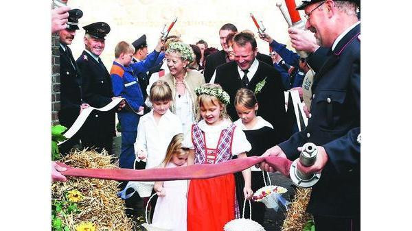 Aufgebot Hochzeit
 HOCHZEIT „Großes Aufgebot“ für das Paar