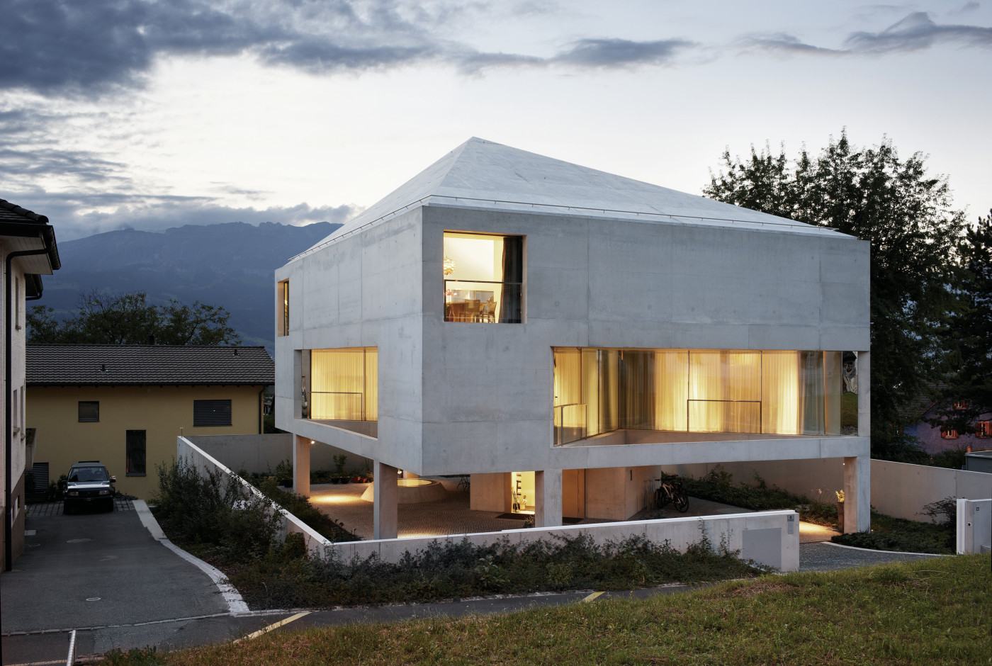 Aufs Haus
 Haus auf Pfeilern in Beton Schalenkonstruktion