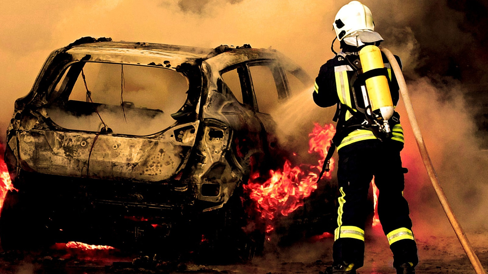 Ausmalbilder Feuer Und Flamme
 Video Feuer & Flamme – Mit Feuerwehrmännern im Einsatz 6