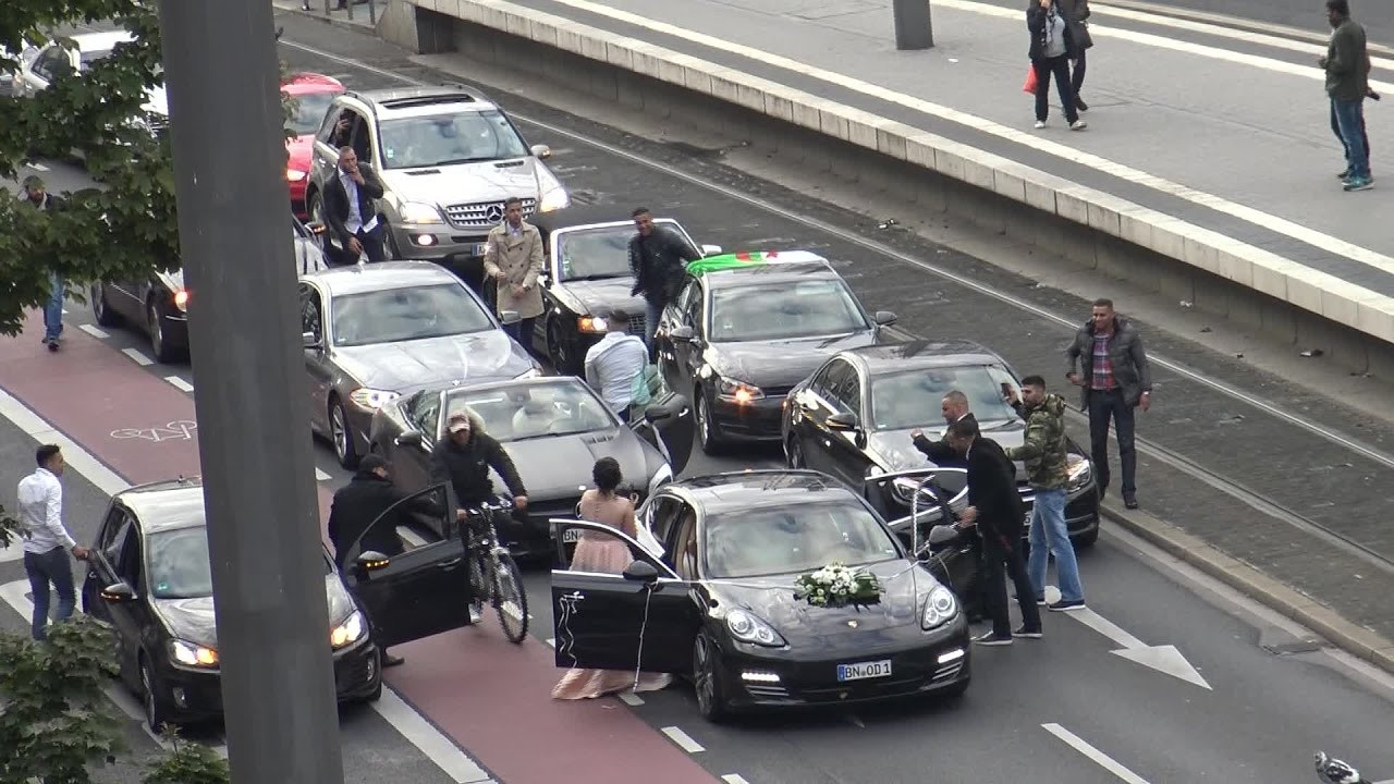 Autokorso Hochzeit
 Algerischer Hochzeitskorso Verkehrsordnungswidrigkeiten