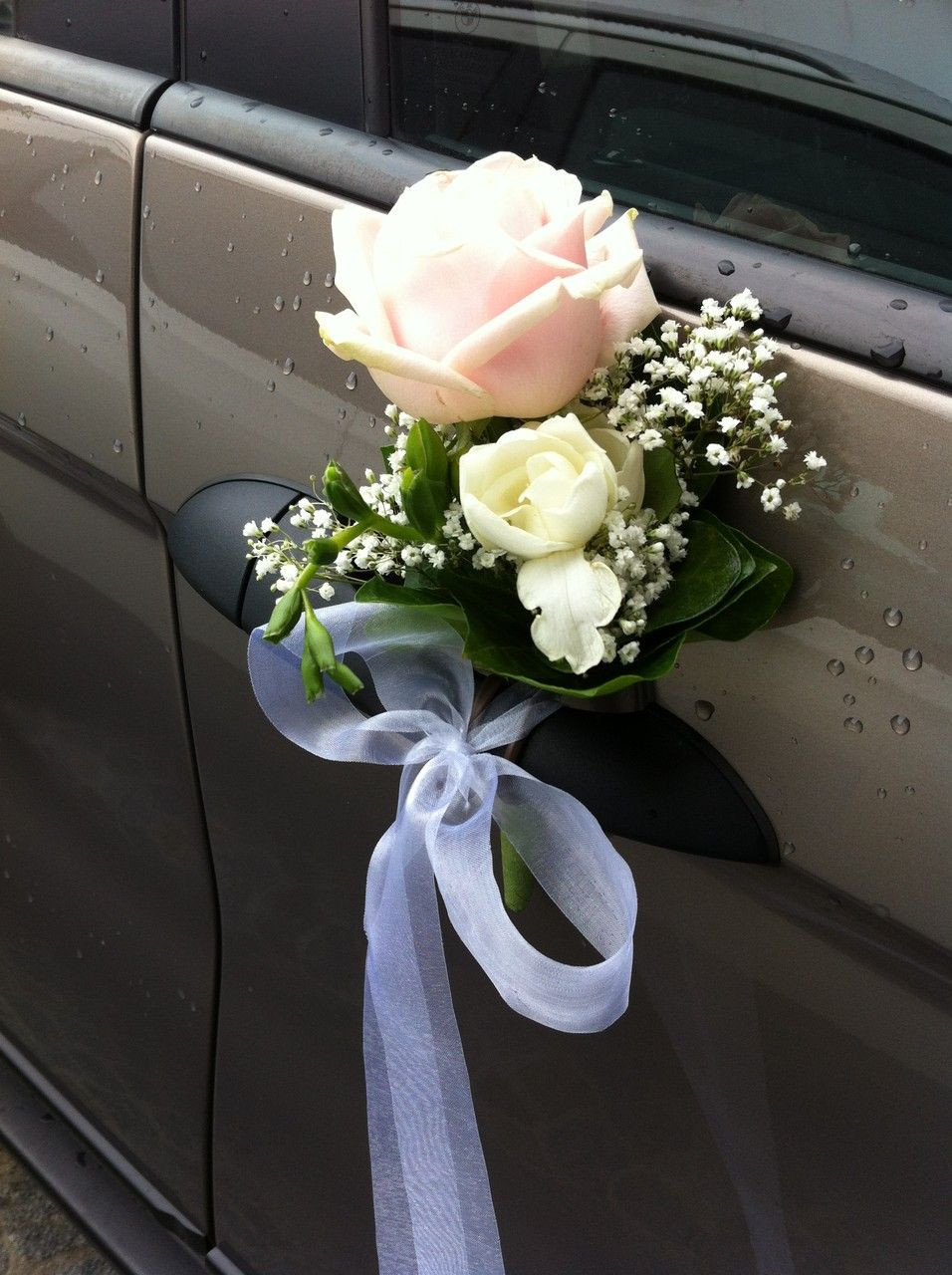 Autoschmuck Hochzeit Blumen
 Auch Spiegel werden mit frischen Blumen geschmückt