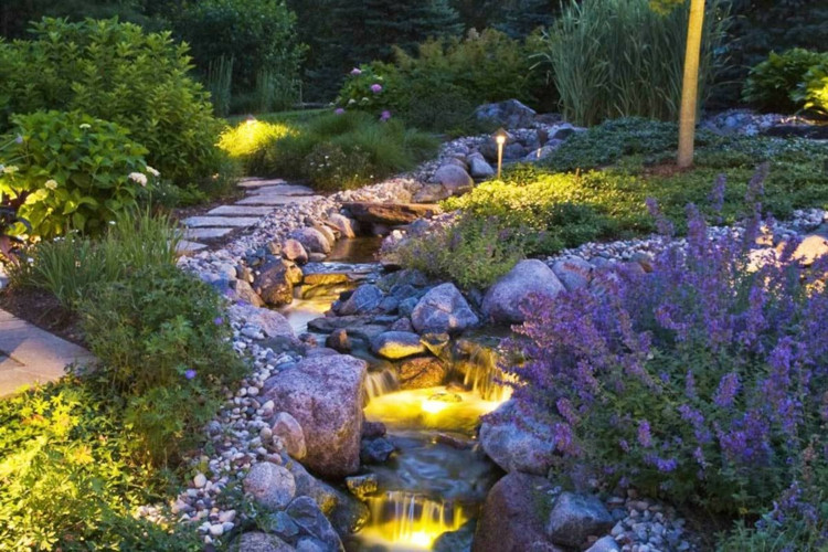 Bachlauf Garten
 Wasserspiel im Garten mit Brunnen Bach oder Wasserfall