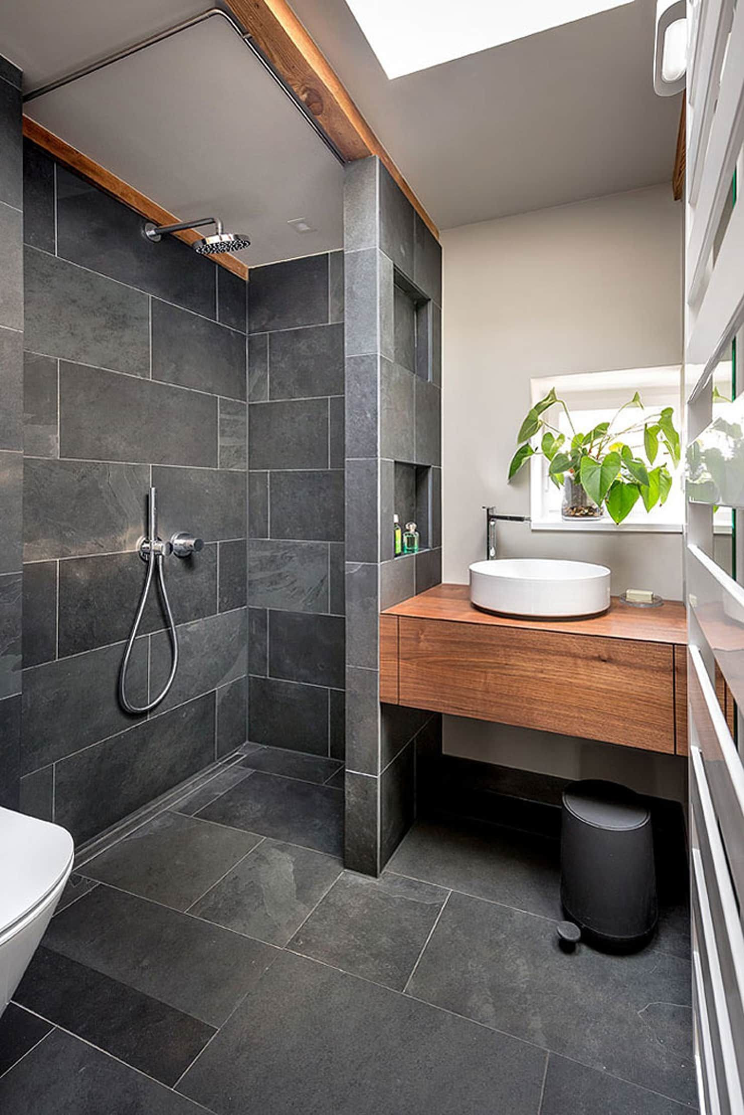 Badezimmer Design
 Badezimmer schwarz grau schiefer holz badezimmer von