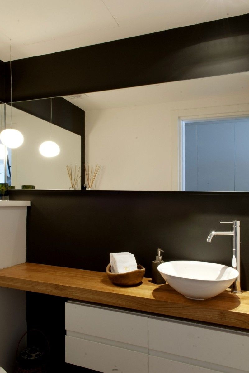 Badezimmer Waschtisch
 schönes Bad mit Waschtisch aus Holz und schwarzer