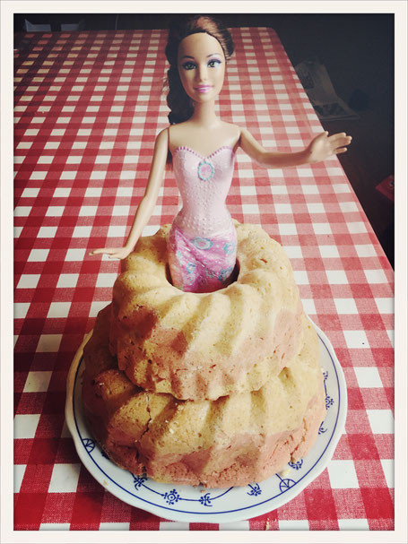 Barbie Kuchen
 Zauberhafter Barbie Kuchen Ganz leicht zu machen Essen