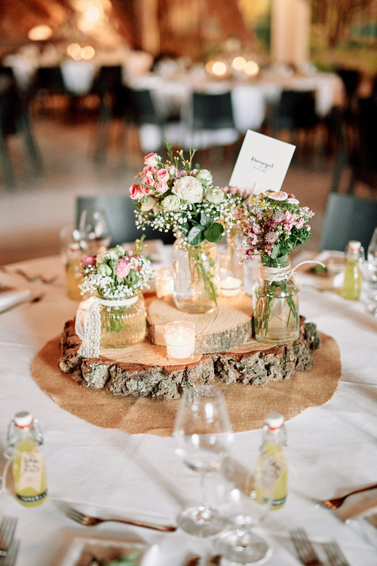 Baumscheiben Deko Hochzeit
 Originelle Landhaushochzeit mit VW Bulli