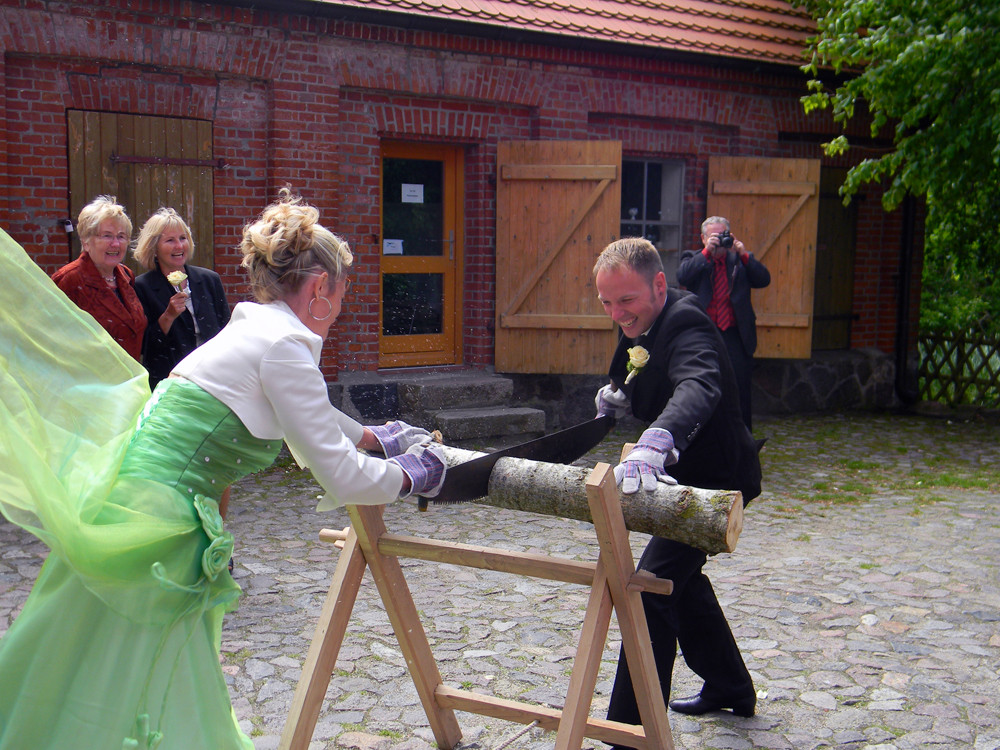 Baumstamm Sägen Hochzeit
 Baumstamm sägen als Hochzeitsbrauch – Rügen Hochzeit